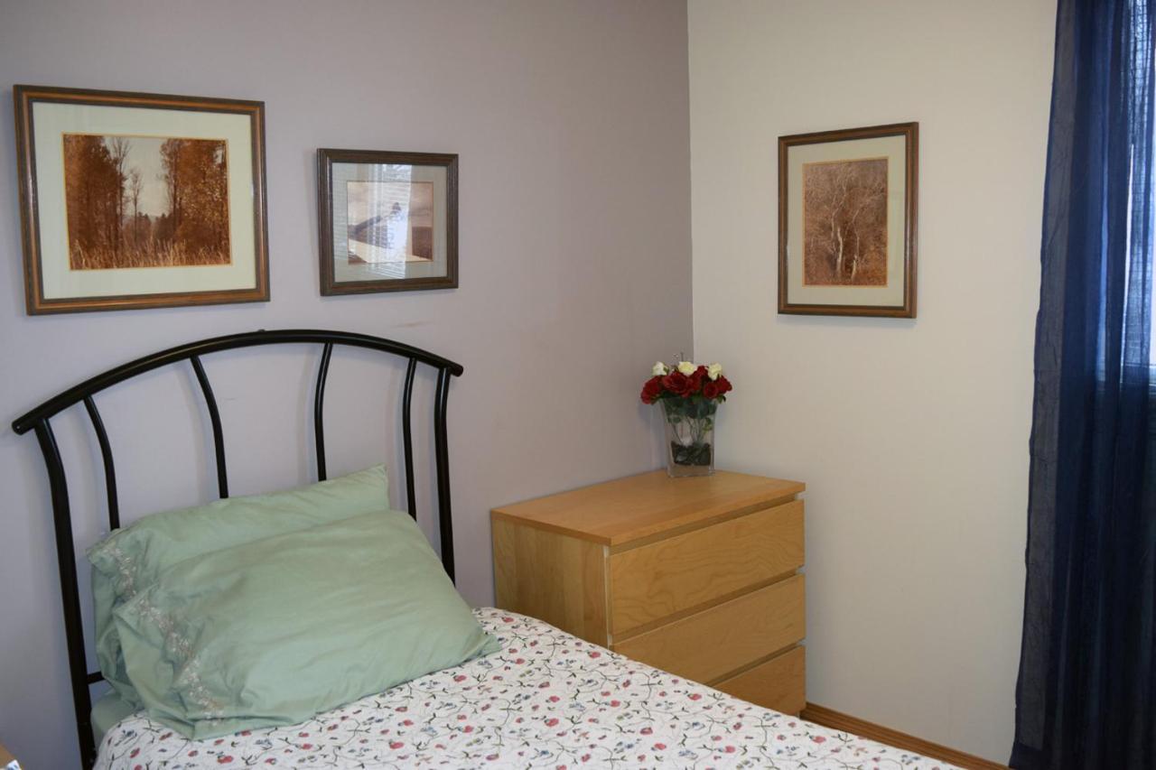 The Dewberry Homestay B&B Эдмонтон Экстерьер фото