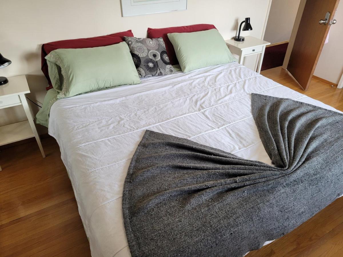 The Dewberry Homestay B&B Эдмонтон Экстерьер фото