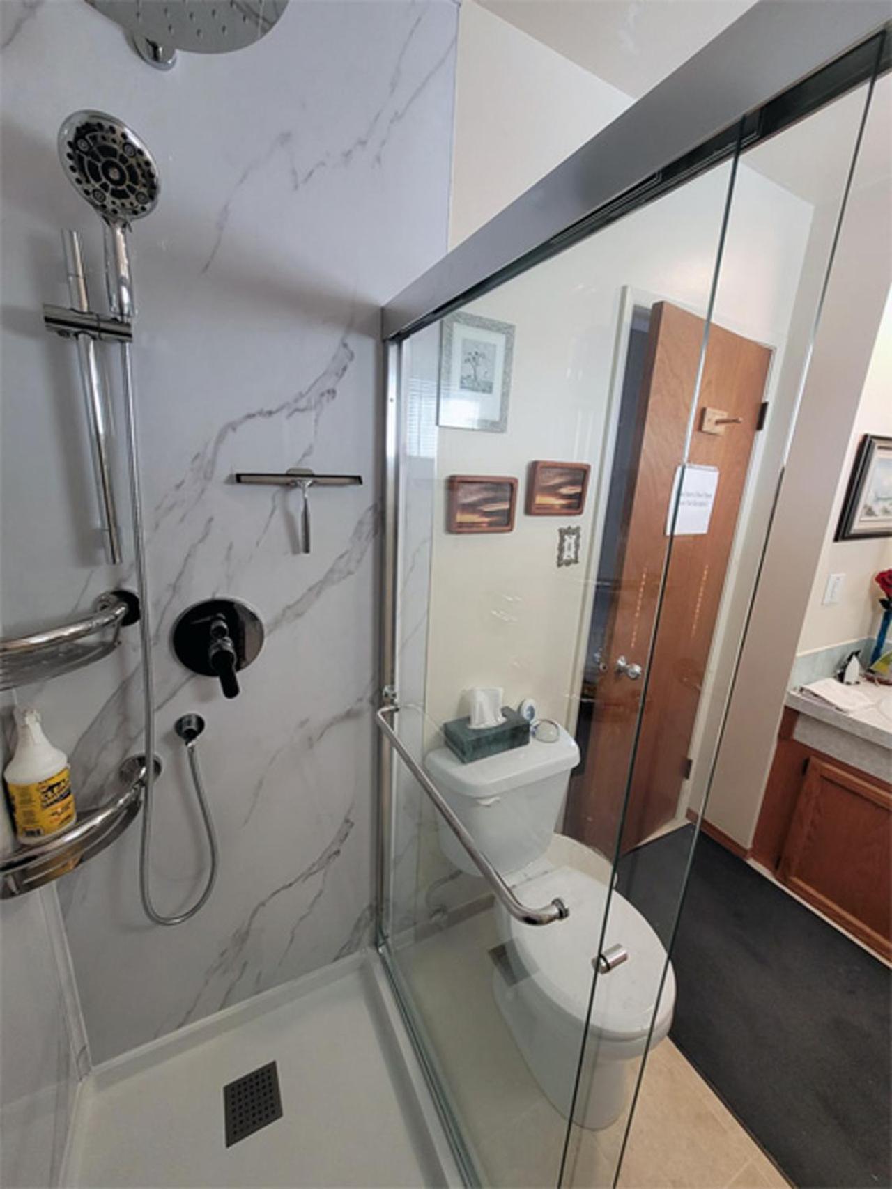 The Dewberry Homestay B&B Эдмонтон Экстерьер фото