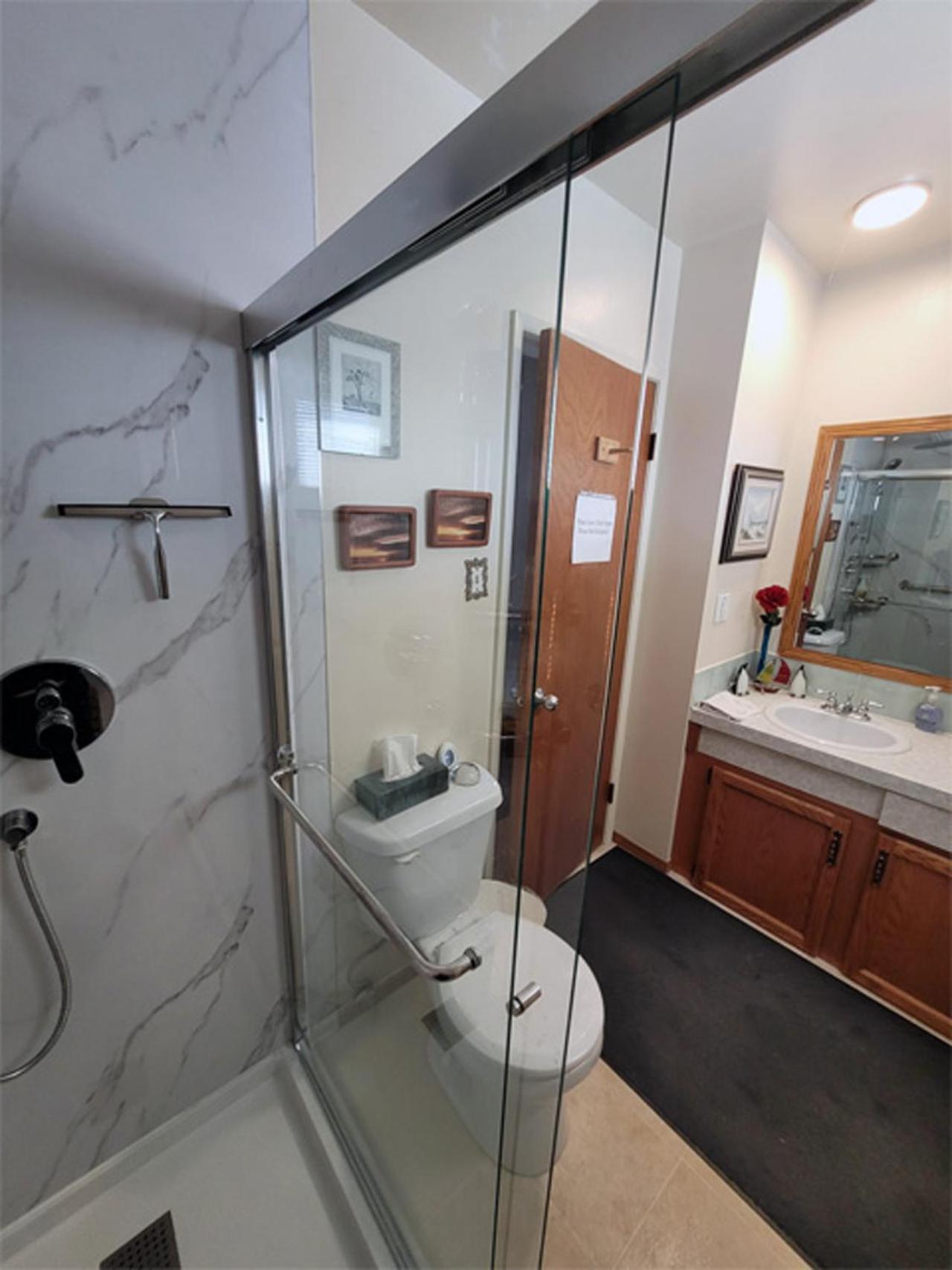 The Dewberry Homestay B&B Эдмонтон Экстерьер фото