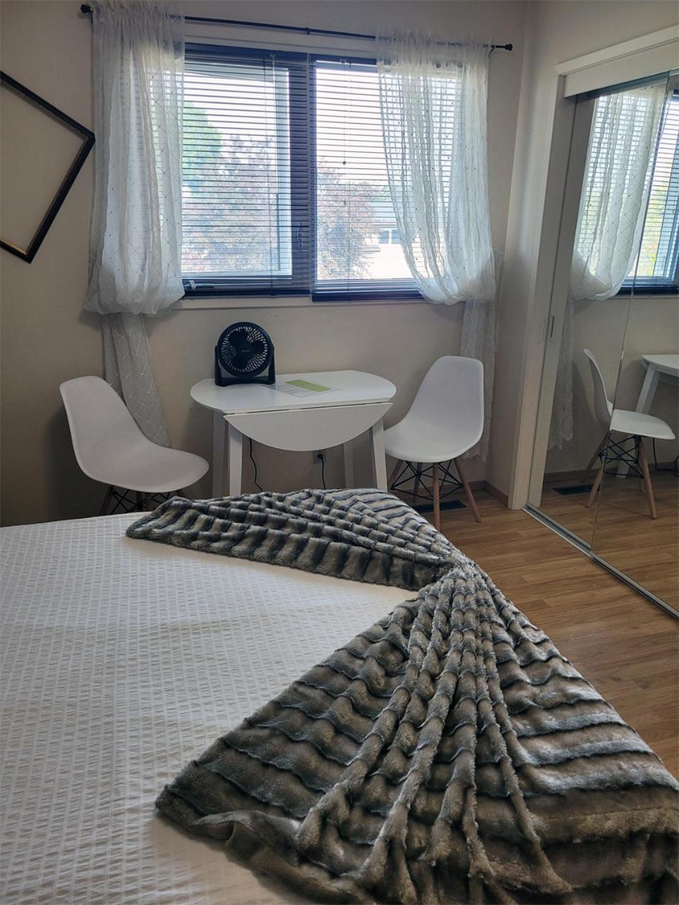The Dewberry Homestay B&B Эдмонтон Экстерьер фото