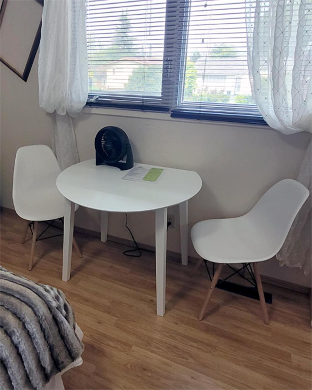 The Dewberry Homestay B&B Эдмонтон Экстерьер фото